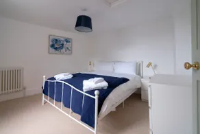 Renovated stylist Grade II listed 3 bed house - Image 4