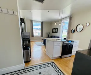 Downtown Digs - Penthouse with free parking - Image 4