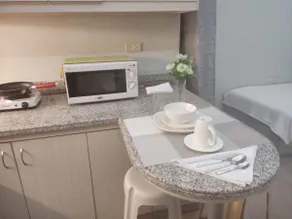 Fully Furnished Studio w/Kitchen - Image 2
