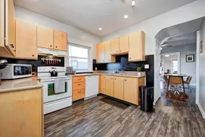 Stately 3BR townhouse in historic Irvington - Image 3