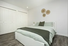 Modern bungalow townhome | South - Image 5