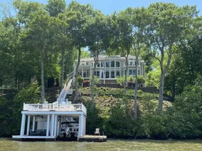 Lake Daze - Incredible 8 Bedroom Lake Gaston 5-star  Boat included in rental - Image 3