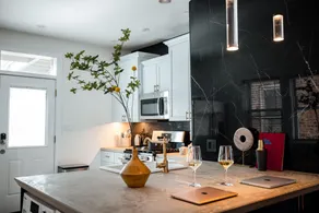 Vibrant & Chic Apt On Quiet St in Andersonville - Image 5
