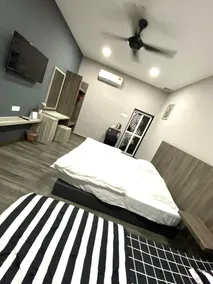 Entire Modern Guest Suite R3 - Image 3