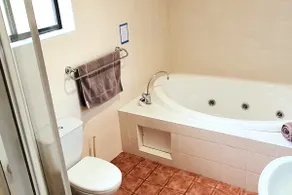 Luxury Self Contained Apartment in Gloucester - Image 4