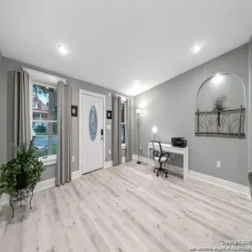 Historic Colonial Home Downtown - Image 2
