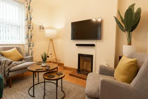 Great 3 bed Handbridge home Sleeps 6 EV Charger - Image 4