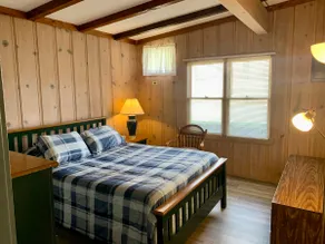 Cozy 2 Bed 2 Bath Lake Front Cottage - Image 2