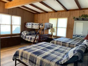 Cozy 2 Bed 2 Bath Lake Front Cottage - Image 5