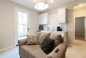 Suite w/ private entrance - Image 4
