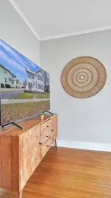 Walk to the lake and enjoy good vibes in our home - Image 2