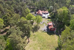 Modern cottage with its own dock. - Image 3