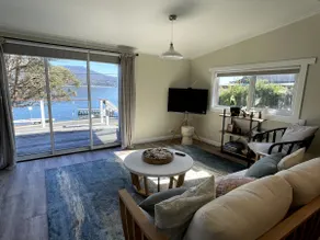 Beautiful waterfront cottage with stunning views - Image 2