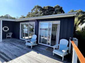 Beautiful waterfront cottage with stunning views - Image 4