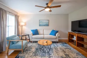 Comfortable & spacious-Walk to Fraternity Row! - Image 3