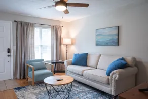 Comfortable & spacious-Walk to Fraternity Row! - Image 4