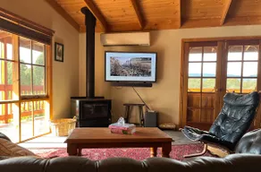 Country 3 bedroom home, games entertainment barn. - Image 2