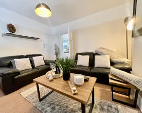 Delightful 2 bed detached home with secure parking - Image 4