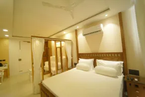 Antique Royal Suite - Image 3