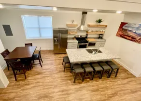 National Parks | Hot Tub | Downtown | Sleeps 8 - Image 3