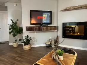 Chic 2 bedroom appt on forested acreage in town - Image 5