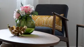Mid-Century Modern Apartment with Private Parking - Image 4