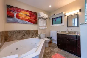 BC/BU - Beautifully Renovated Penthouse 3-BR/2-BA - Image 3