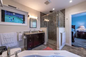 BC/BU - Beautifully Renovated Penthouse 3-BR/2-BA - Image 4