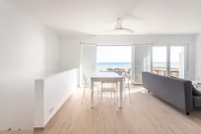 Large terrace with stunning sea views - Image 4