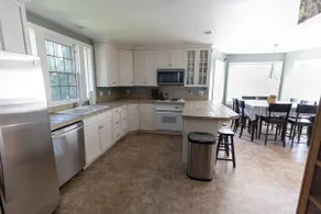 Cheerful 5 Bedroom Home with Historic Charm - Image 4
