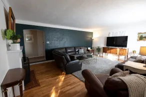 Cheerful 5 Bedroom Home with Historic Charm - Image 2