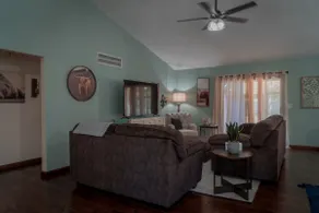 Modern 3-Bedroom House 1.5 miles from Vermillion - Image 2