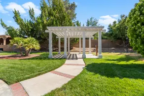 Stylish & Bright ~ Huge Backyard ~ King Beds ~ Pkg - Image 4