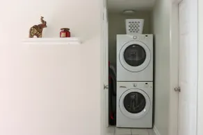 Hidden Ruby-Apartment with Kitchen and Laundry - Image 4