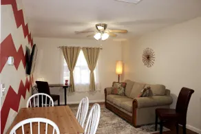 Hidden Ruby-Apartment with Kitchen and Laundry - Image 2