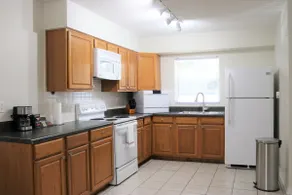 Hidden Ruby-Apartment with Kitchen and Laundry - Image 3