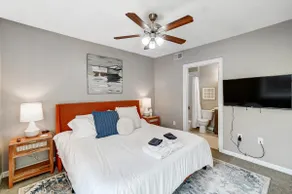 Bright & Roomy • Walk to Oakley Hotspots • Parking - Image 4
