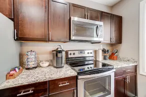 Bright & Roomy • Walk to Oakley Hotspots • Parking - Image 5