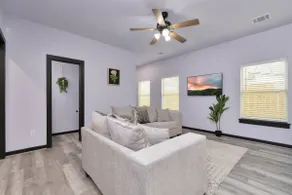 4BR Group Stay Near Downtown - Image 4