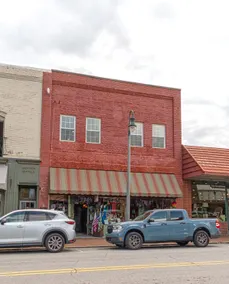 1/1 Right On Main Street In The Center Of It All! - Image 2