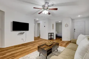Bright & Clean Las Vegas House - Image 3