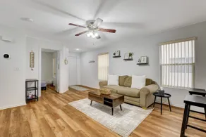 Bright & Clean Las Vegas House - Image 4