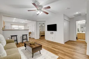 Bright & Clean Las Vegas House - Image 2