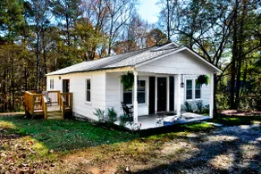 Quaint and Cozy 2 Bedroom Country Cottage Retreat - Image 4