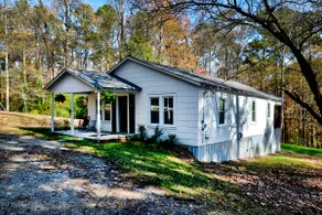 Quaint and Cozy 2 Bedroom Country Cottage Retreat - Image 2