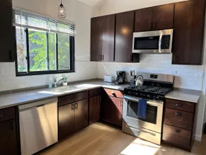 Peaceful Modern Full House in Trendy Bridgeport - Image 4