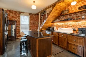Historic Carriage House in Jefferson City Near Capitol & Old Penitentiary - Image 5