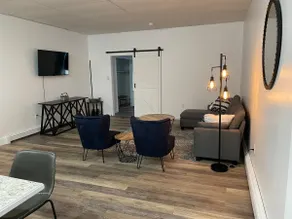 Stay on Main, lovely 1 bedroom renovated unit - Image 4