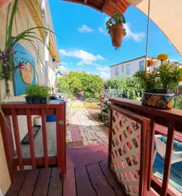 Garden oasis w/ private entrance, porch & parking - Image 4