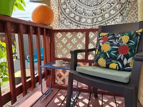 Garden oasis w/ private entrance, porch & parking - Image 3